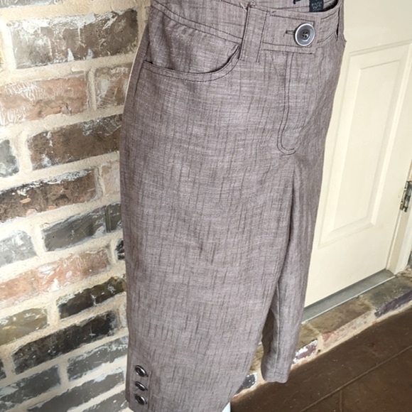 89th & Madison Brown Stretch Linen Textured Front Capri Pants Button Accent Hems - Picture 3 of 9